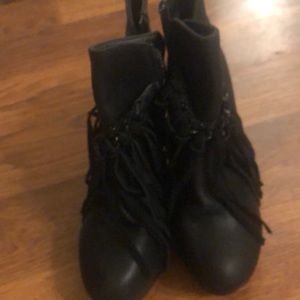 Fringed sbicca wedged booties!